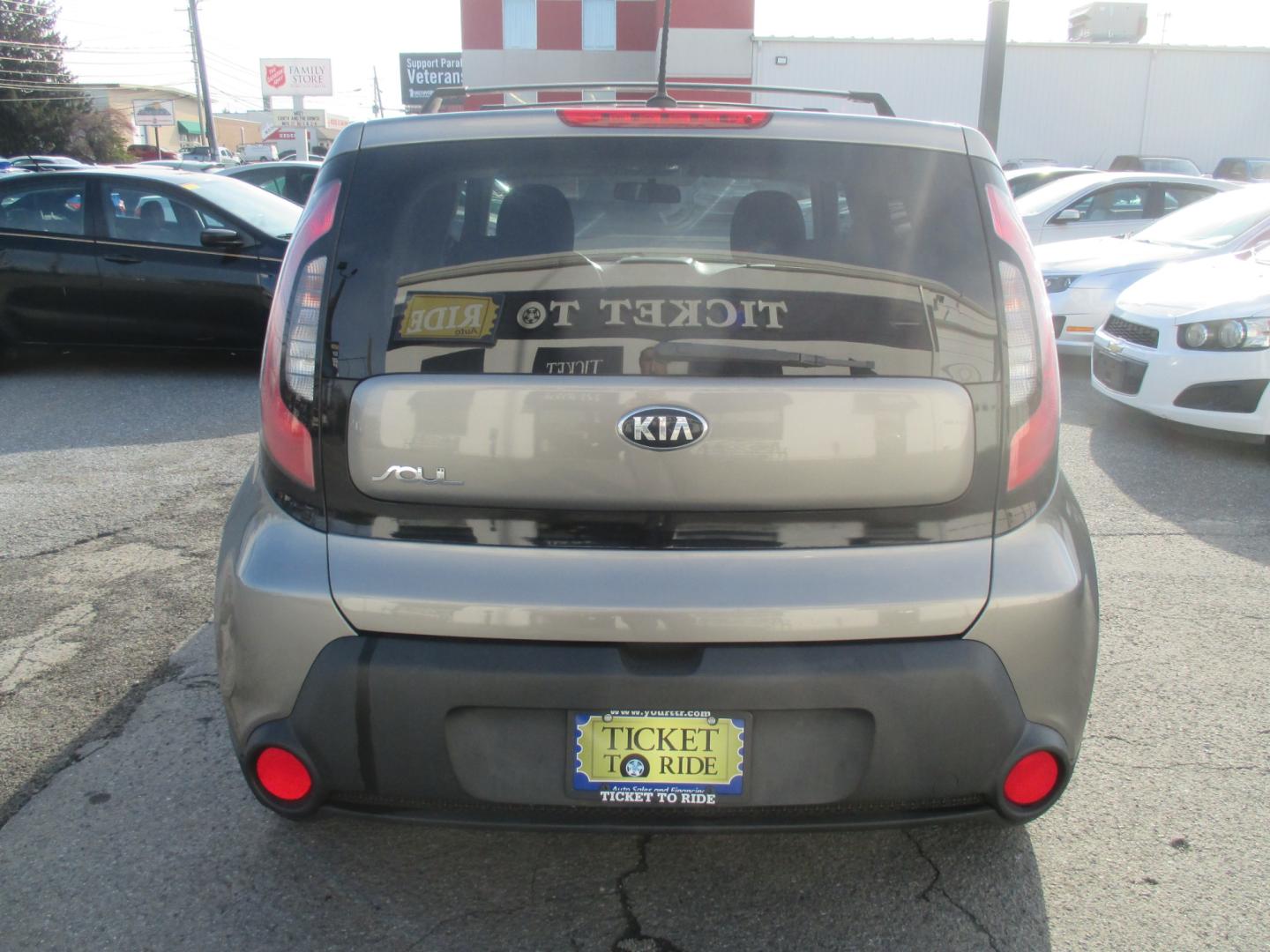 2015 GREY Kia Soul Base (KNDJN2A21F7) with an 1.6L L4 DOHC 16V engine, located at 1254 Manheim Pike, Lancaster, PA, 17601, (717) 393-9133, 40.062870, -76.323273 - Photo#5